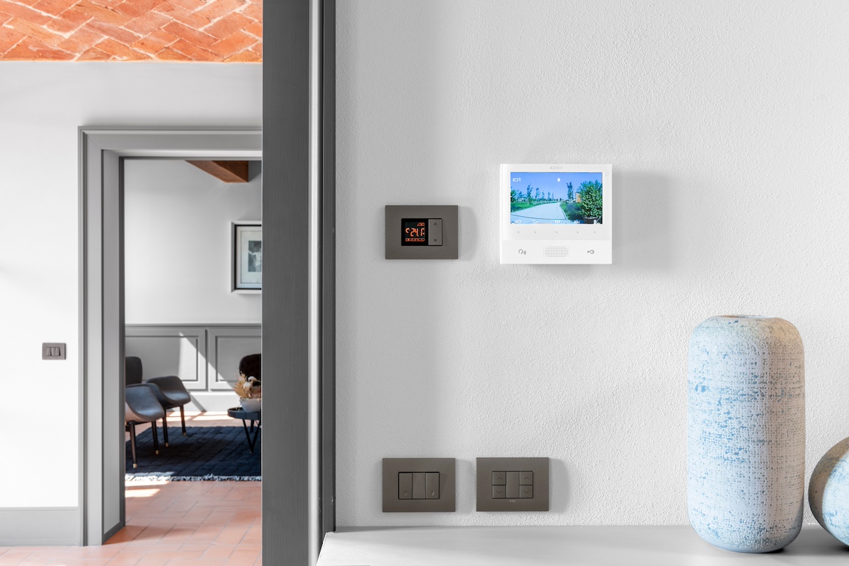 Videoporteiro wi fi Elvox instalado junto a entrada de uma moradia